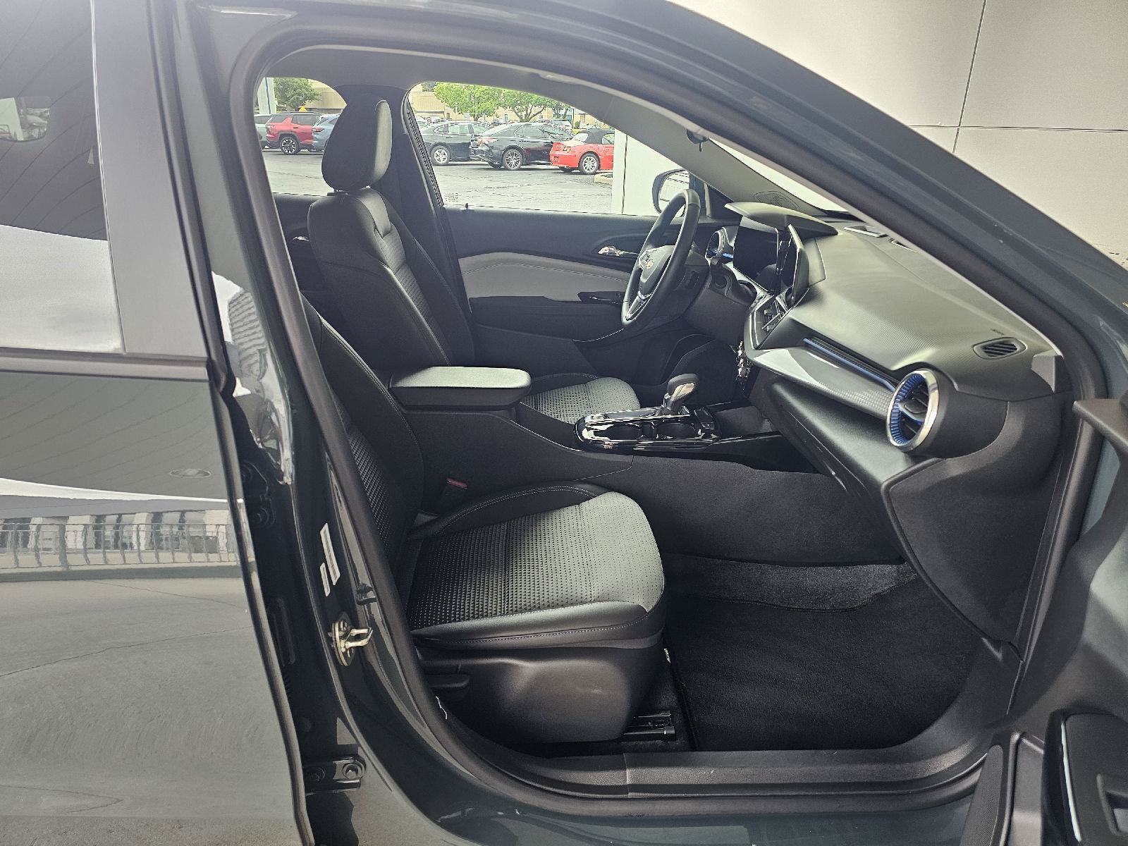 Used 2025 Chevrolet Trax LT w/ LT Convenience Package FWD image 12