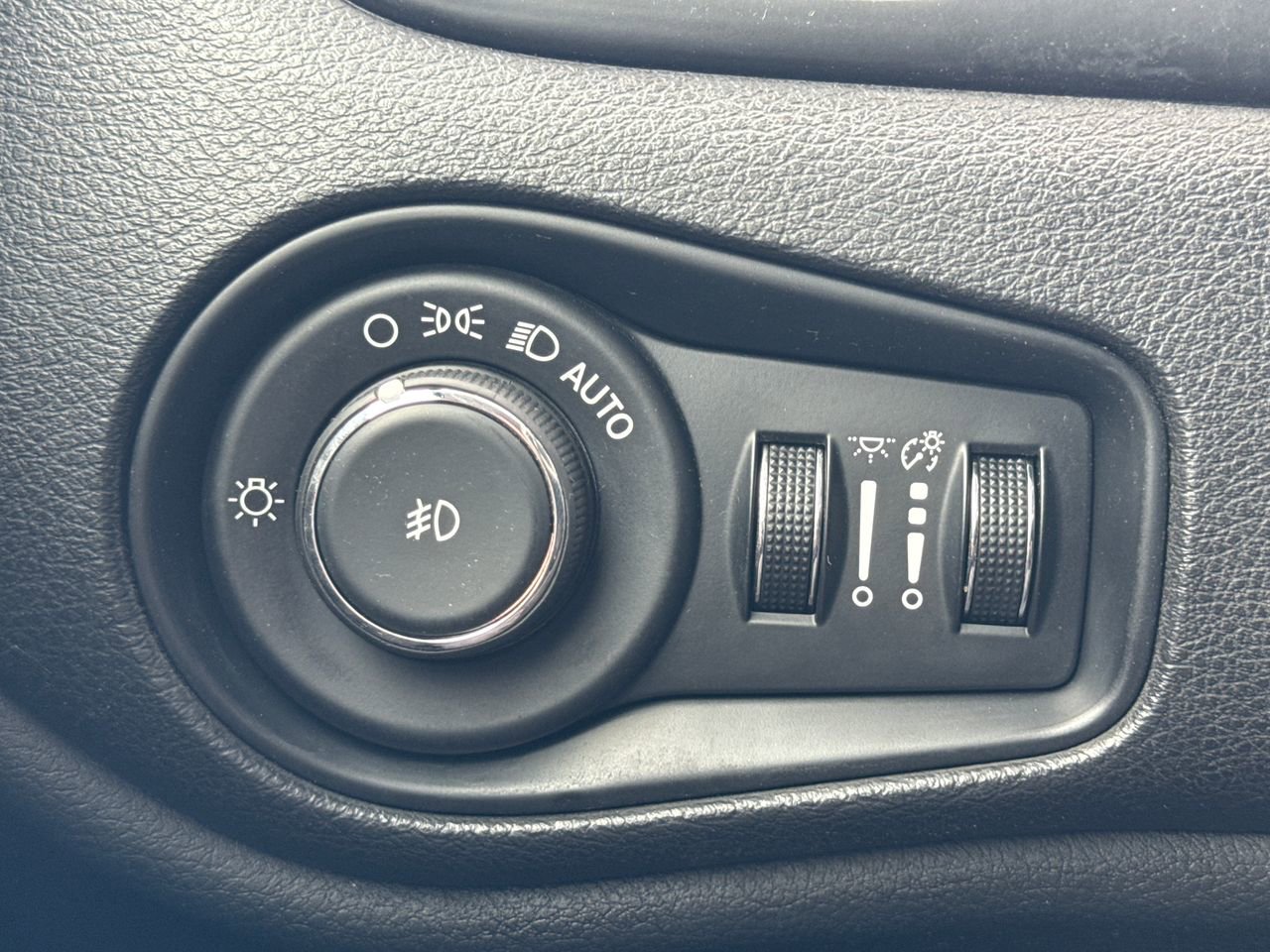 Used 2015 Jeep Renegade Latitude AWD/4WD image 15