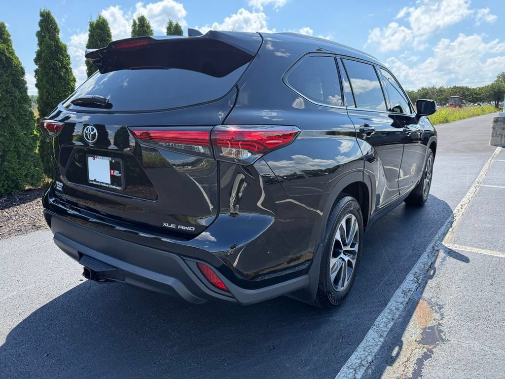 Used 2022 Toyota Highlander XLE AWD/4WD image 2