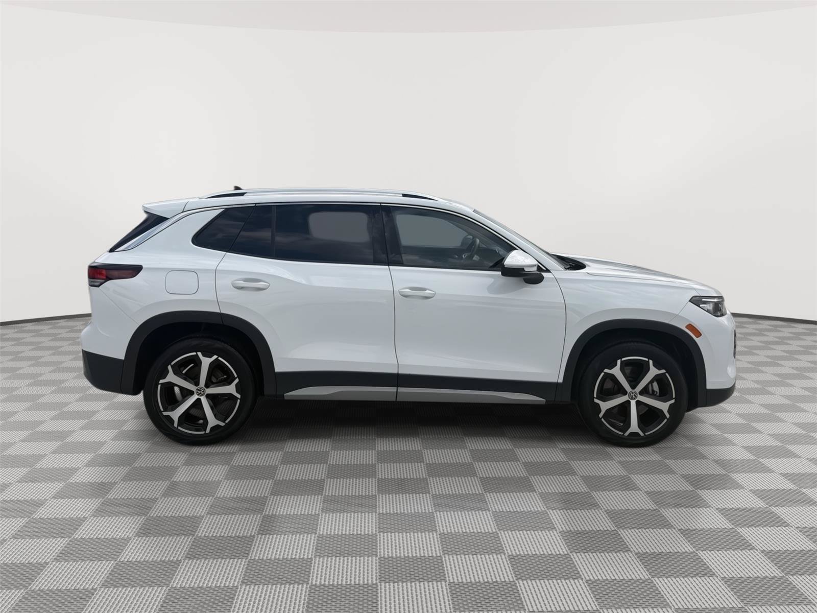 Certified 2025 Volkswagen Tiguan SE AWD/4WD image 9
