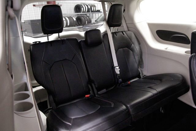 Used 2024 Chrysler Pacifica Touring-L image 19
