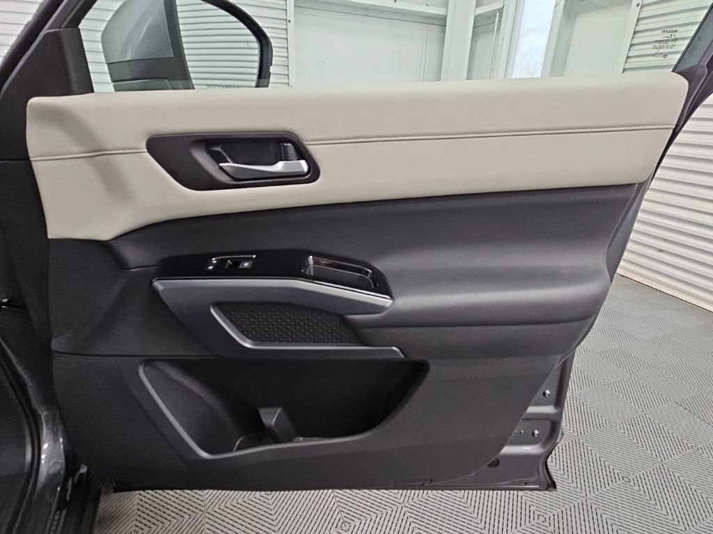 Used 2025 Nissan Pathfinder SL FWD image 40