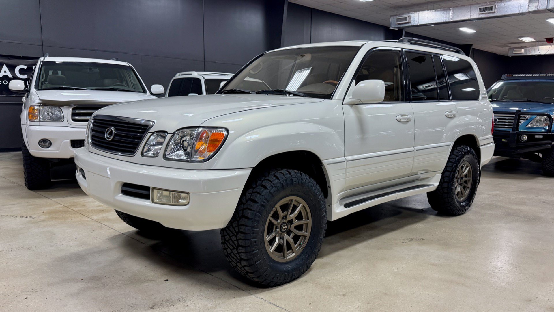 Used 2000 Lexus LX 470 4WD image 3