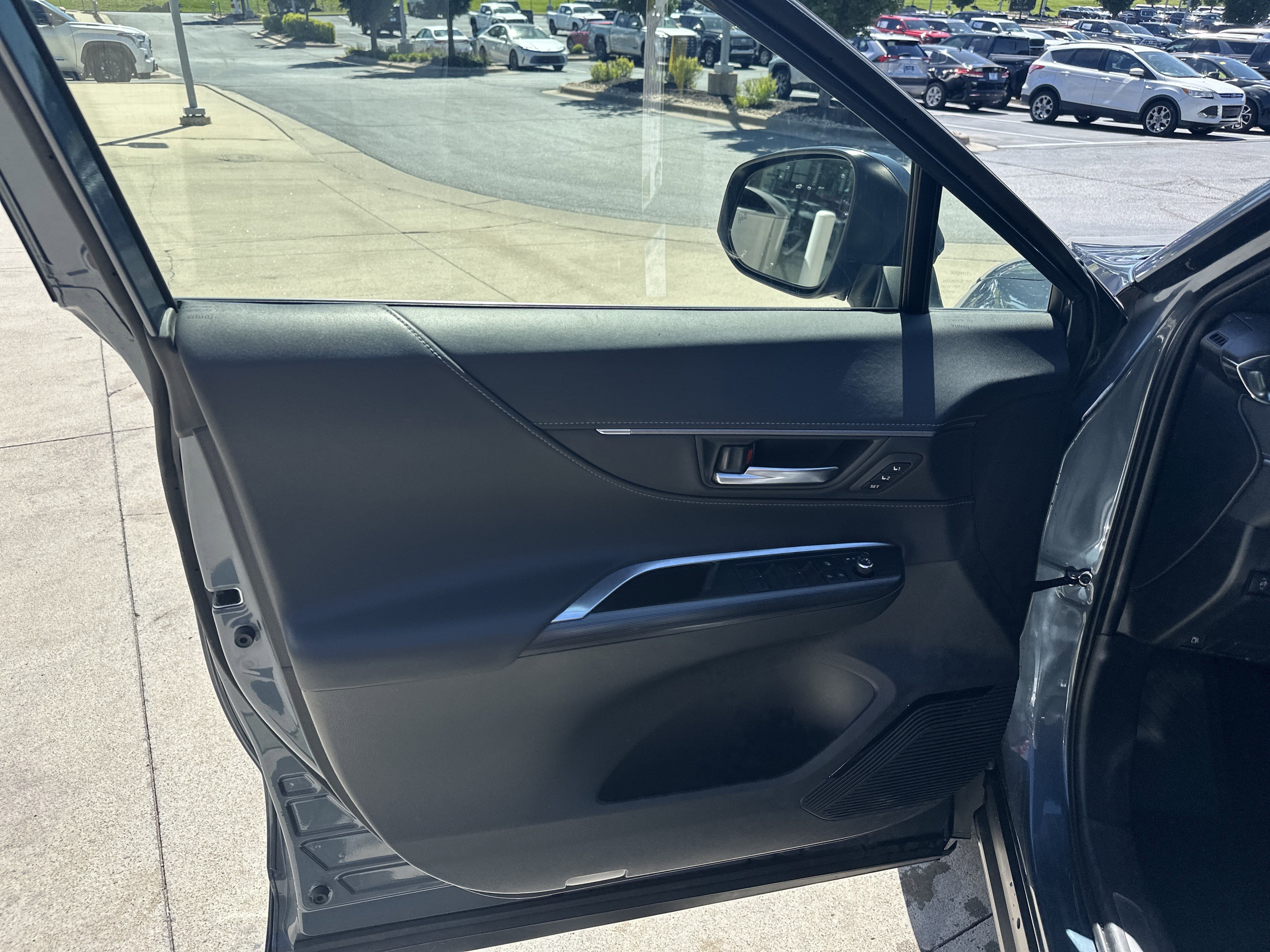 Used 2022 Toyota Venza Limited AWD/4WD image 16