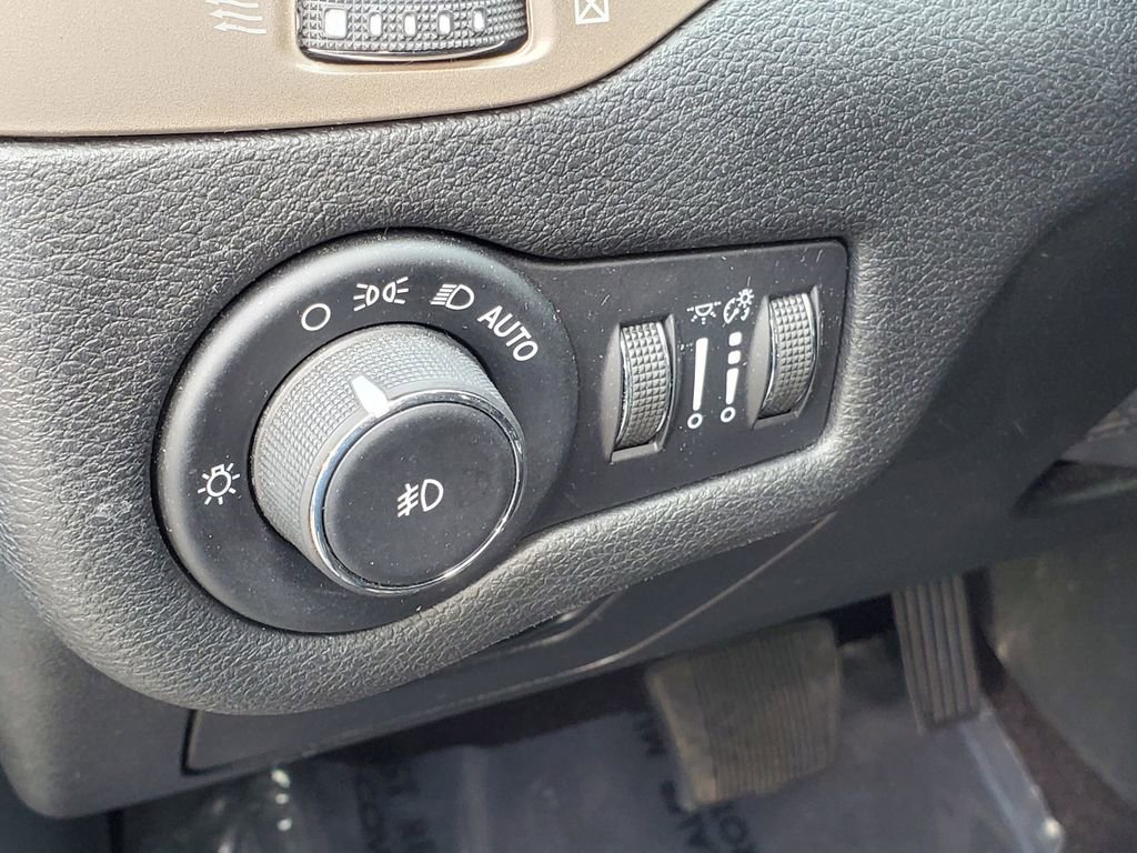 Used 2017 Jeep Cherokee Latitude w/ Cold Weather Group AWD/4WD image 10