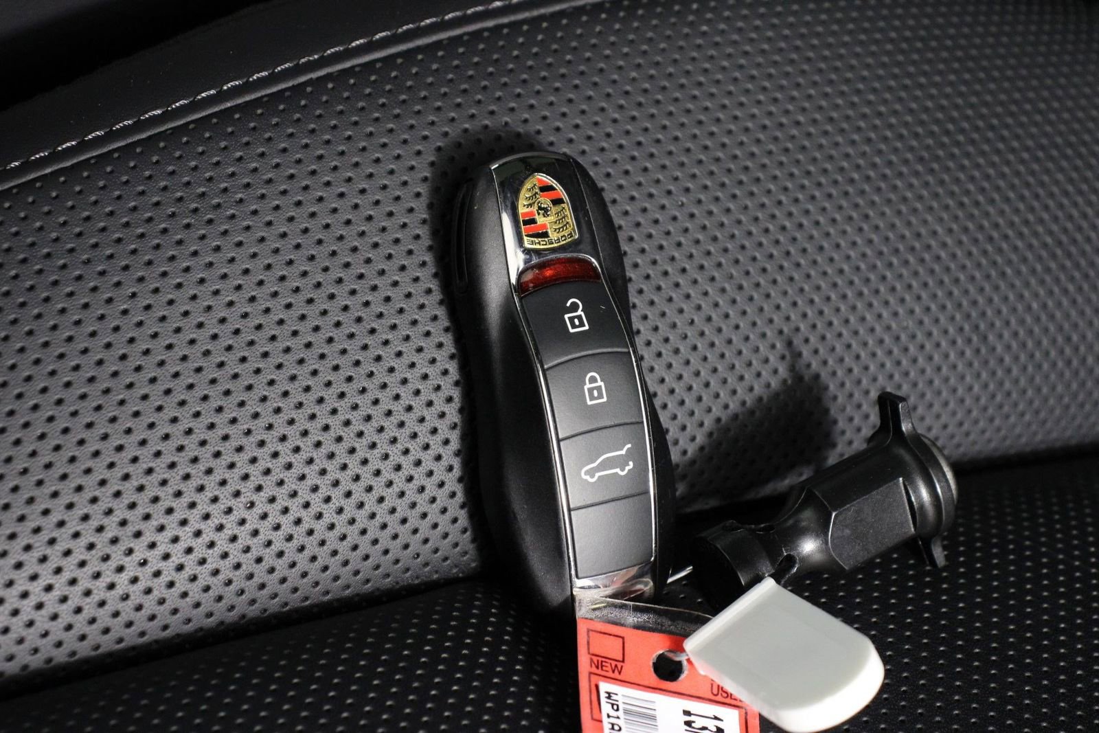 Certified 2025 Porsche Macan image 34