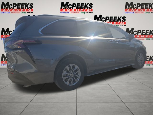 Used 2023 Toyota Sienna XLE FWD image 5