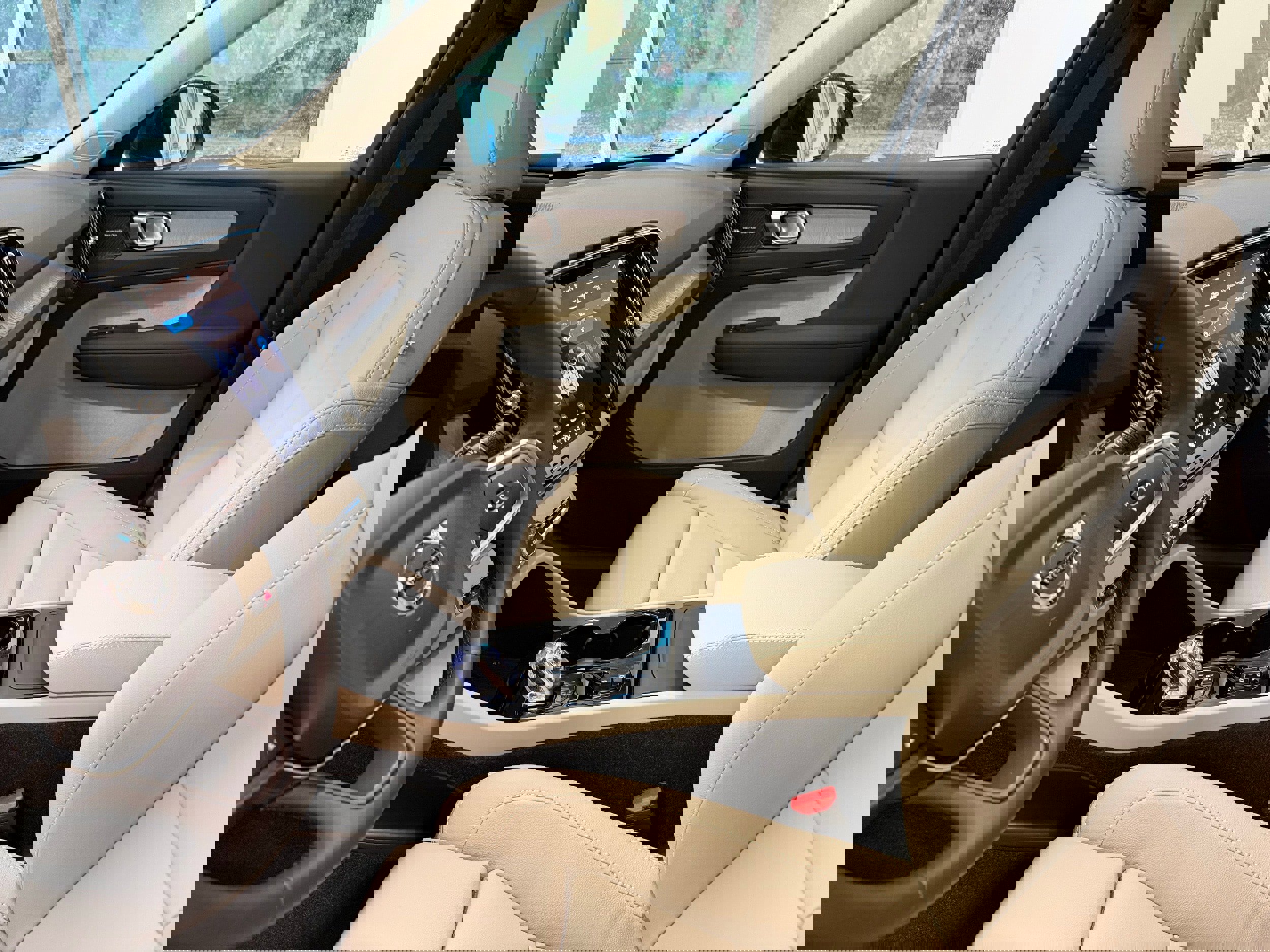 New 2026 Volvo XC40 B5 Ultra w/ Protection Package Premier image 11