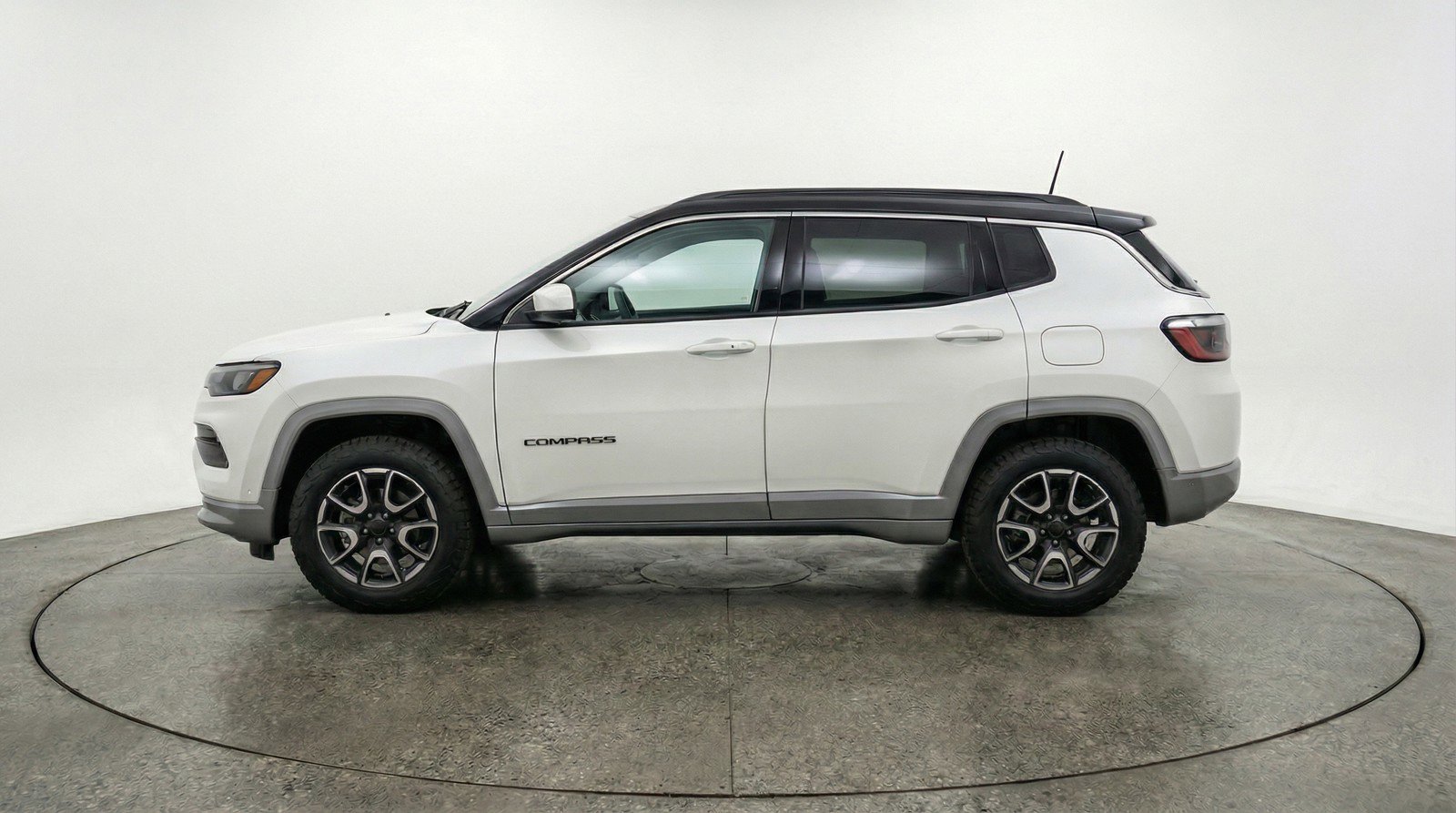 Used 2025 Jeep Compass Trailhawk image 5