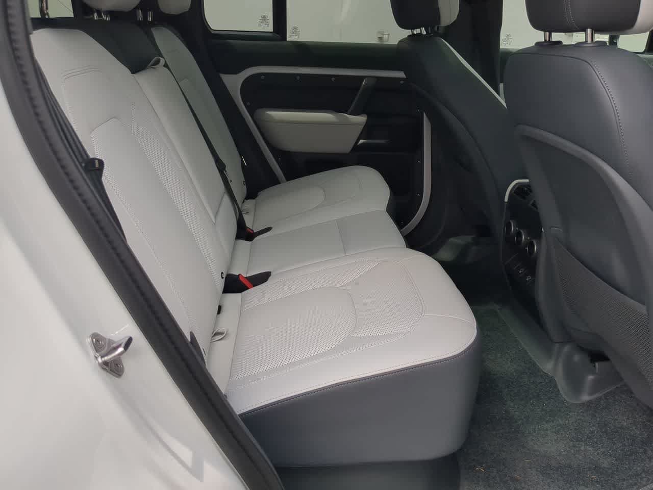 Certified 2025 Land Rover Defender 110 V8 AWD/4WD image 22
