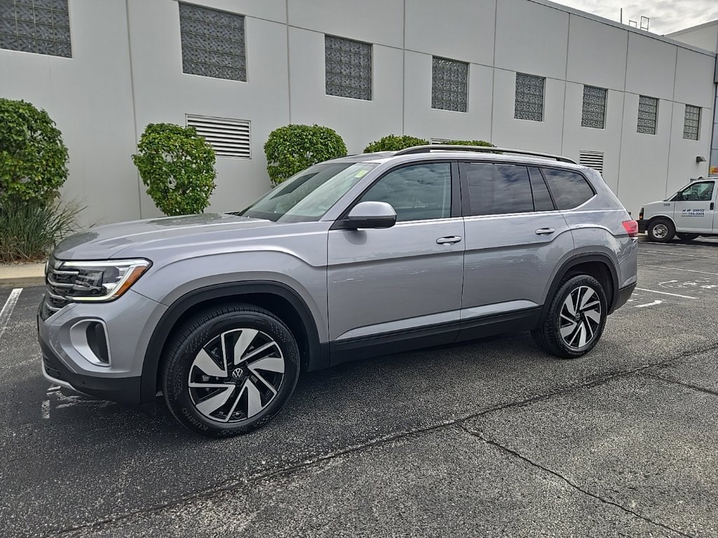 Used 2025 Volkswagen Atlas SE AWD/4WD image 2