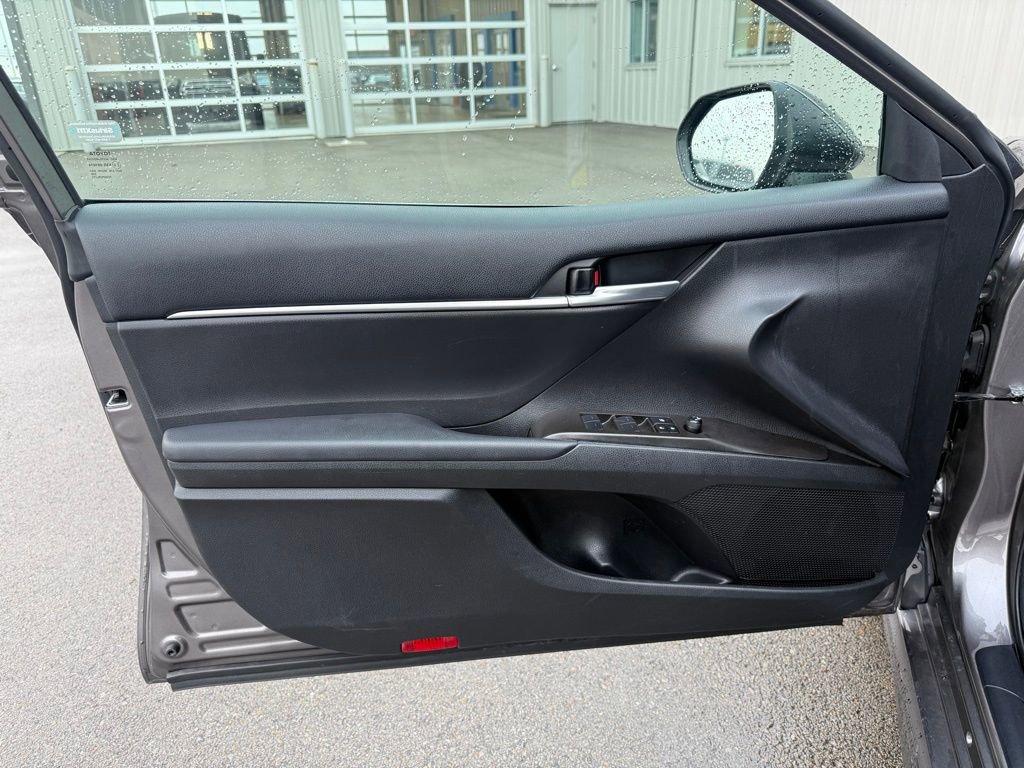 Used 2024 Toyota Camry SE image 6