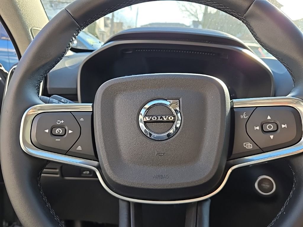 Certified 2025 Volvo XC40 B5 Core image 18