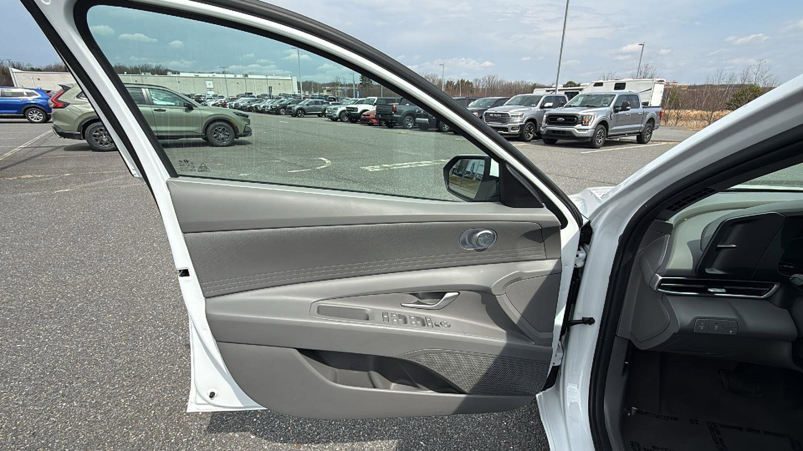 Used 2026 Hyundai Elantra SE FWD image 24