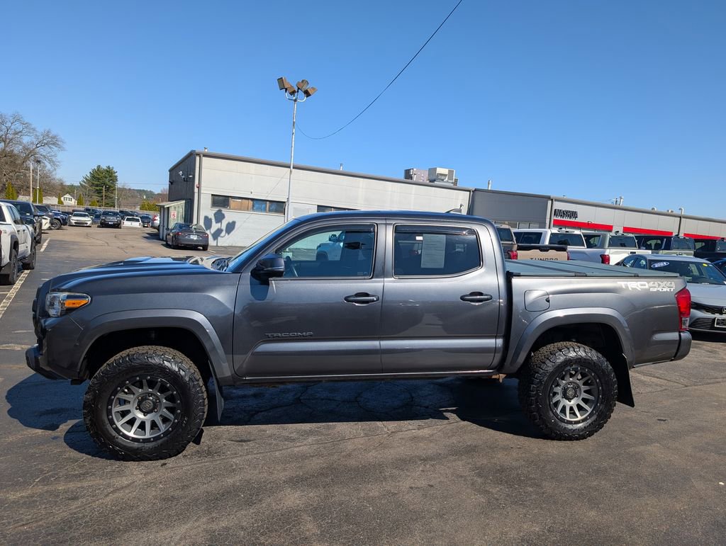 Used 2017 Toyota Tacoma TRD Sport image 3
