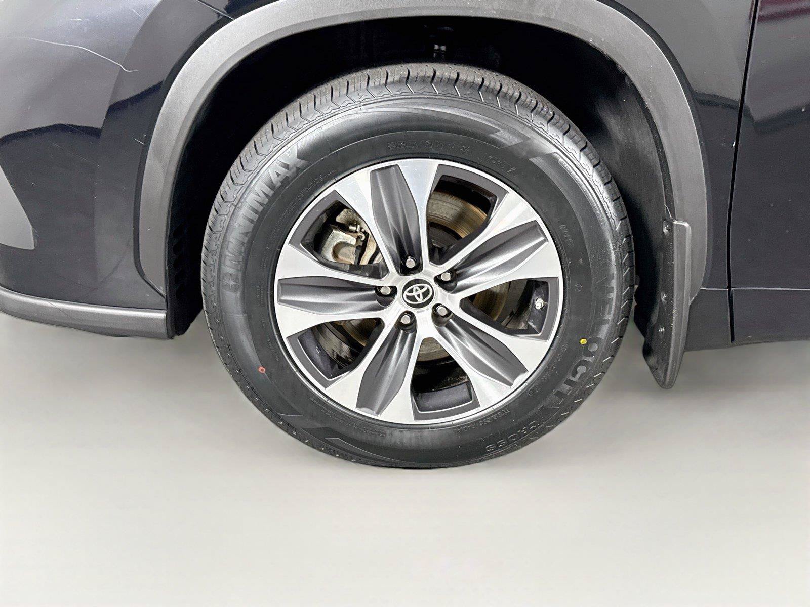 Used 2021 Toyota Highlander XLE AWD/4WD image 44