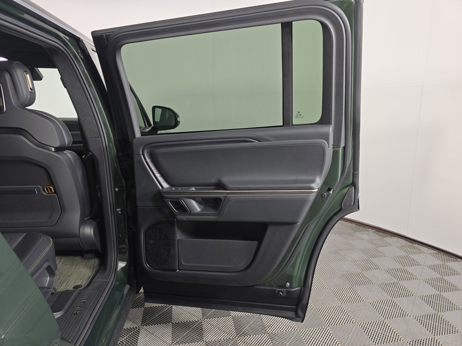 Used 2024 Rivian R1S Adventure AWD/4WD image 19