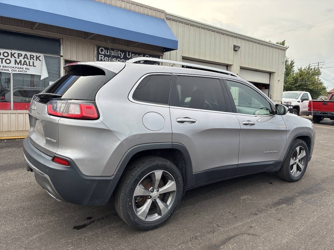 Used 2019 Jeep Cherokee Limited w/ Luxury Group FWD image 5