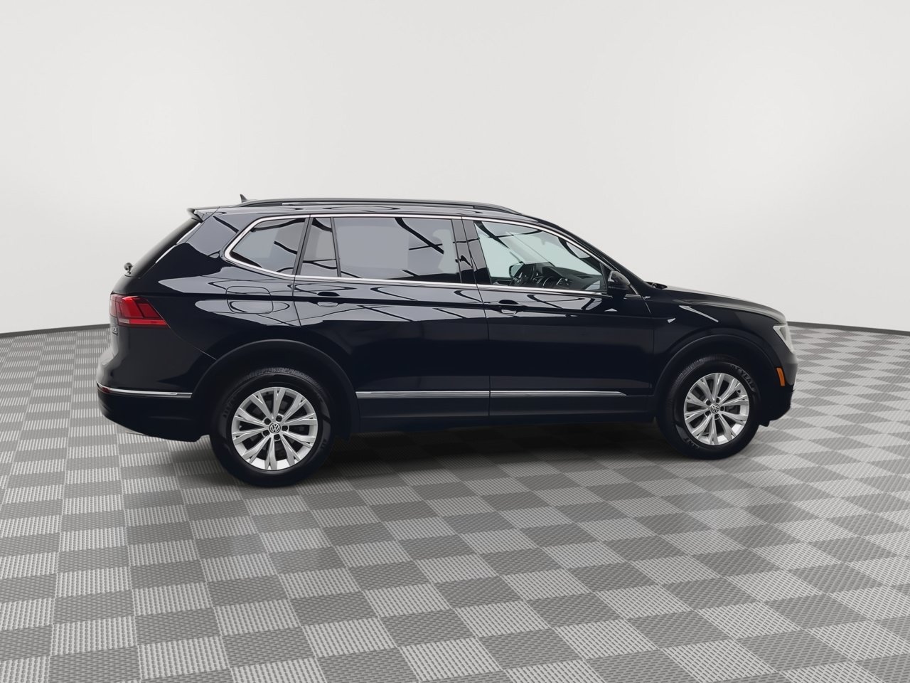 Used 2018 Volkswagen Tiguan SE w/ Panoramic Sunroof Package AWD/4WD image 39