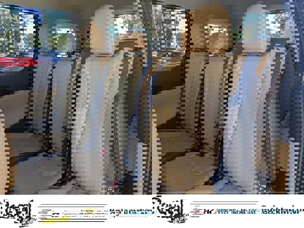 Used 2023 Kia Carnival EX image 16