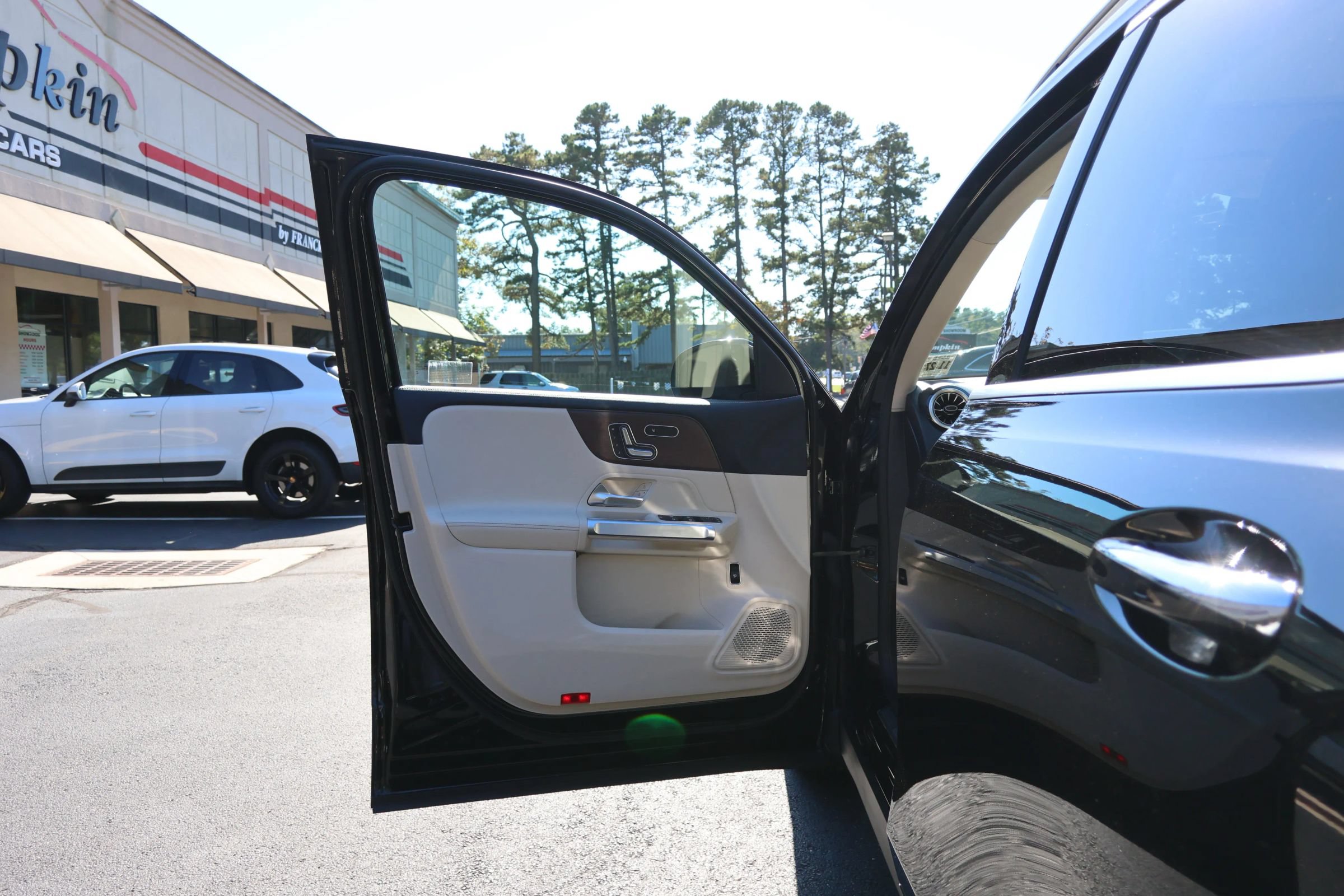 Used 2023 Mercedes-Benz GLB 250 4MATIC w/ Premium Package image 14