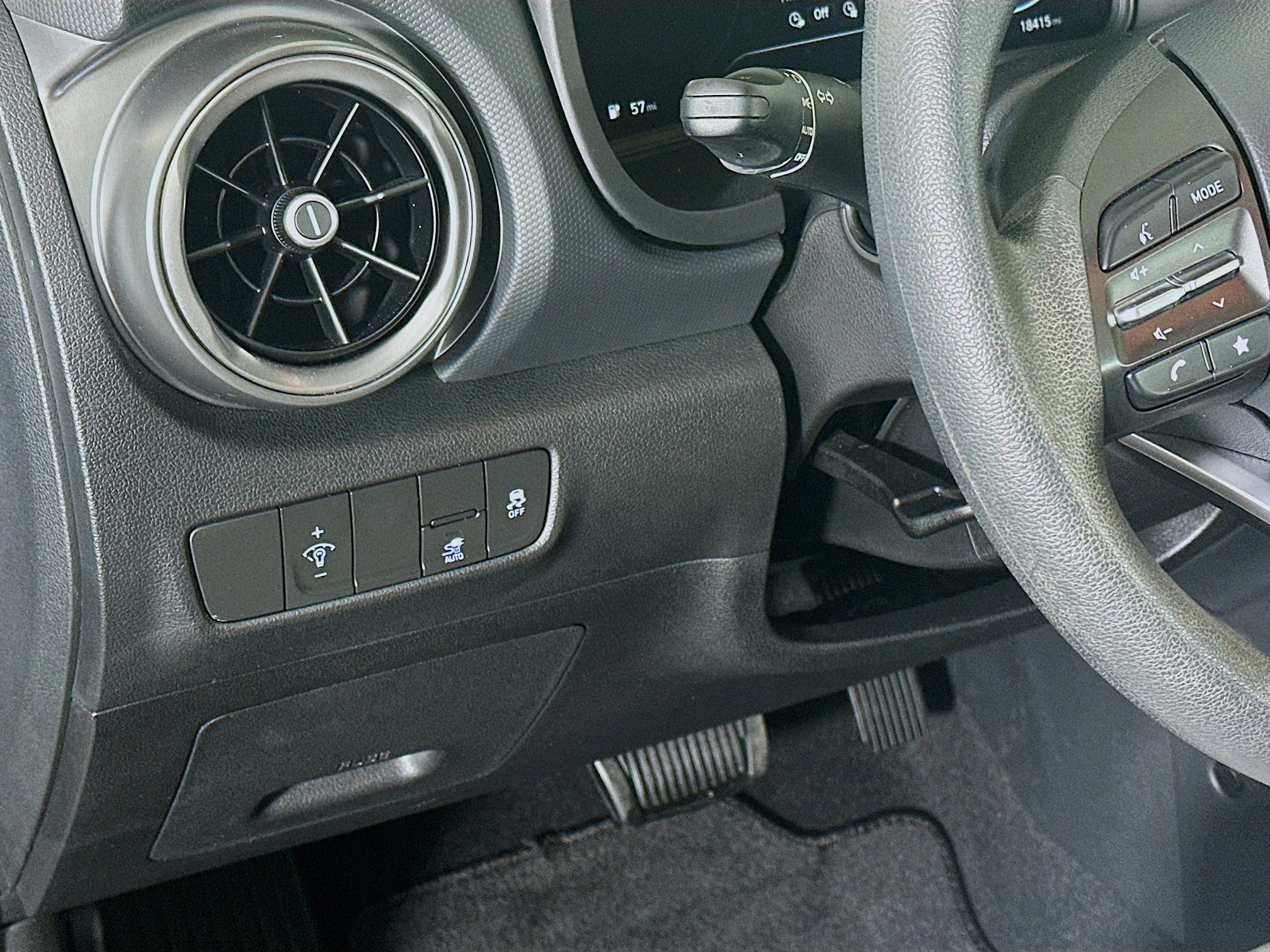 Used 2023 Hyundai Kona SE w/ Cargo Package image 17