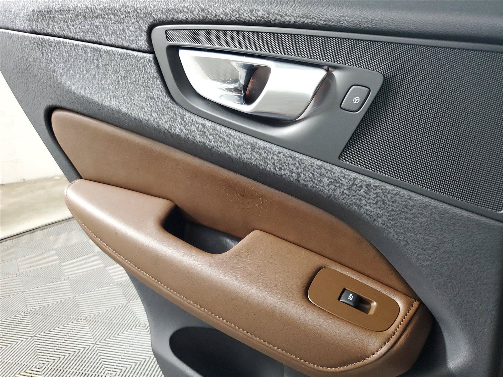 Certified 2023 Volvo XC60 B5 Plus w/ Climate Package FWD image 15