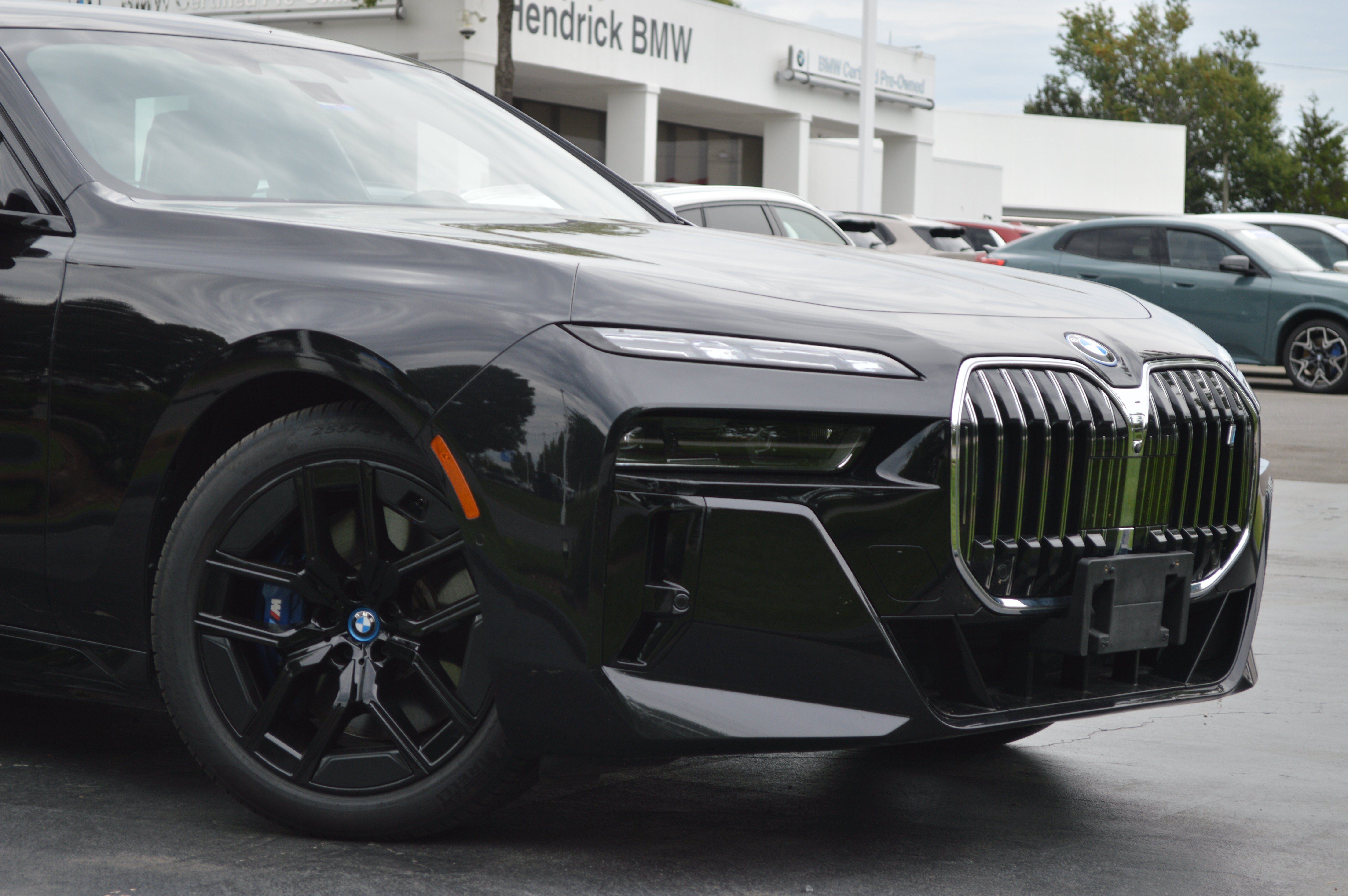 Certified 2023 BMW i7 xDrive60 w/ Executive Package 2 AWD/4WD image 2