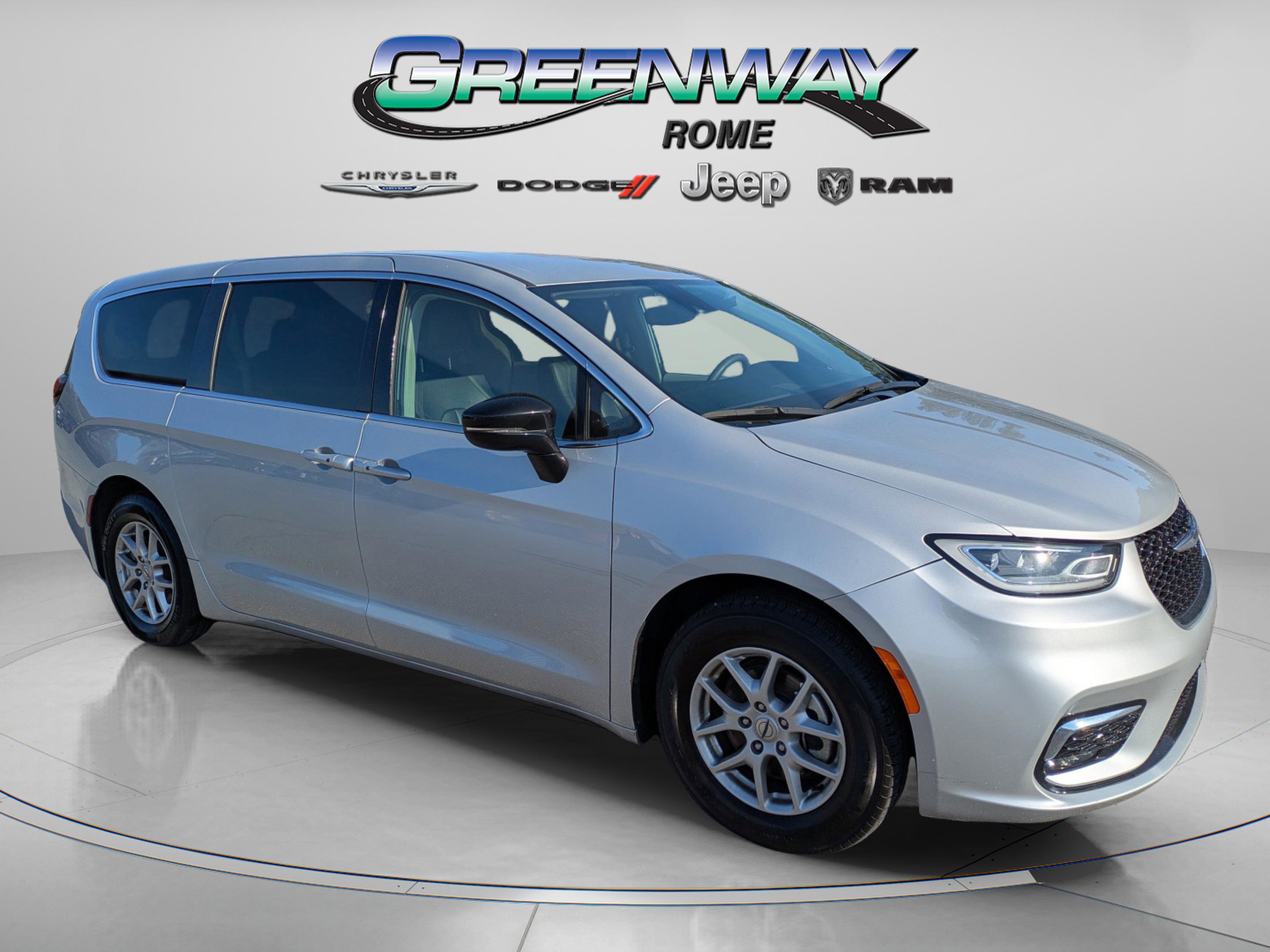 Used 2024 Chrysler Pacifica Touring-L FWD image 2