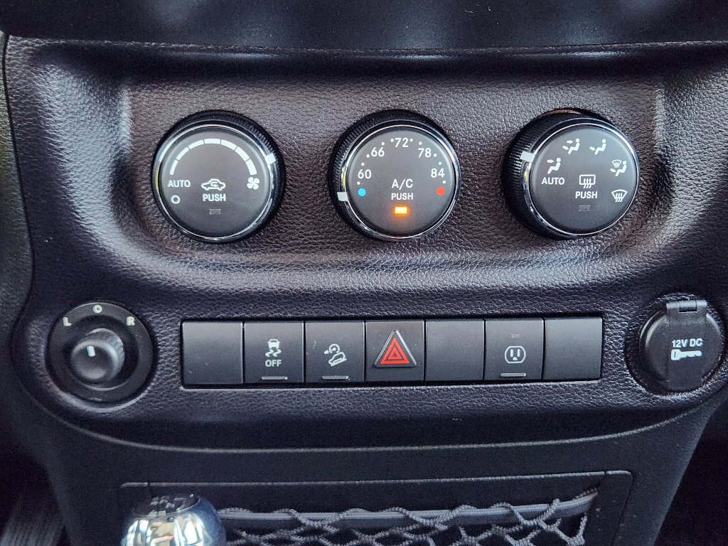 Used 2015 Jeep Wrangler Rubicon w/ Power Convenience Group image 18