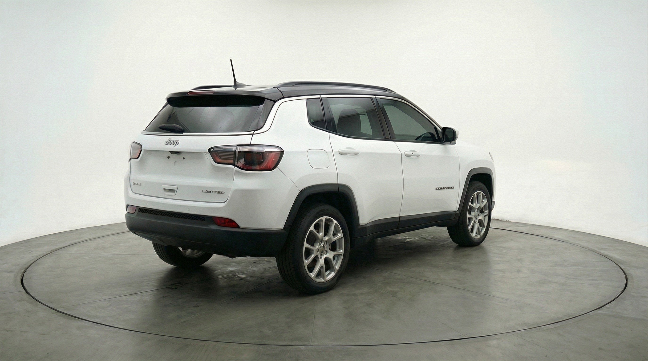 Used 2025 Jeep Compass Limited AWD/4WD image 9