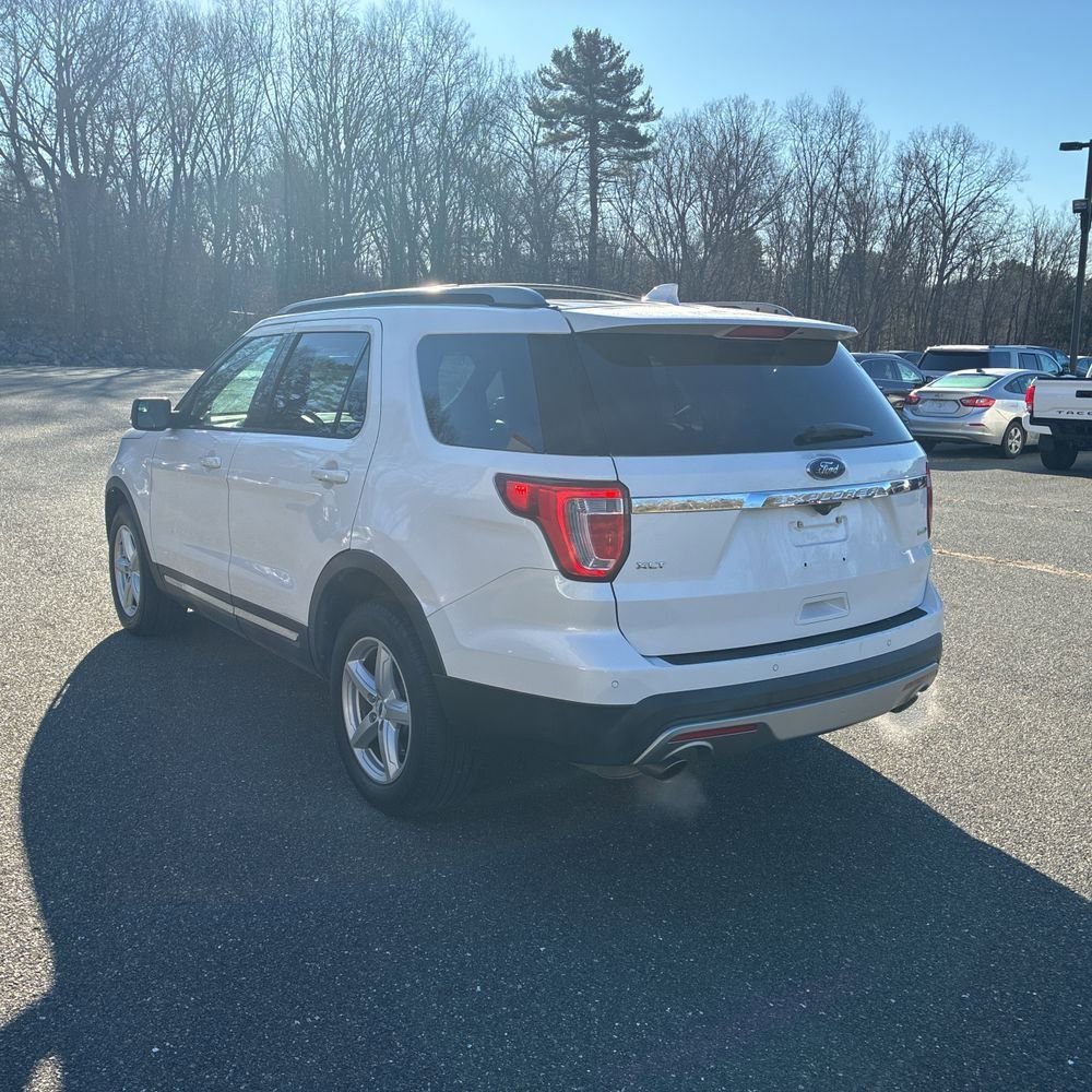Used 2016 Ford Explorer XLT w/ Equipment Group 202A image 4