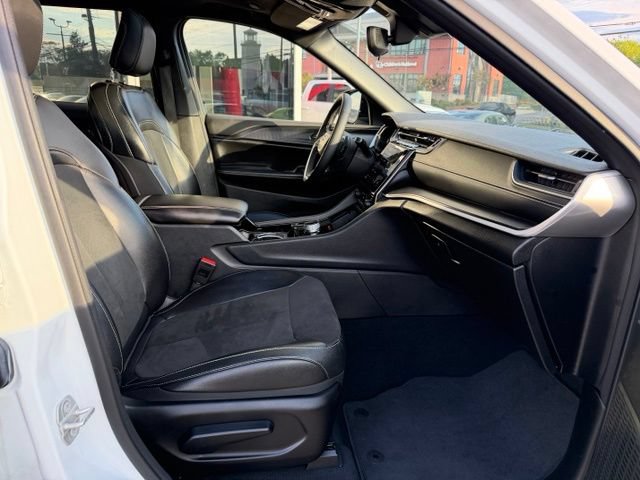 Used 2023 Jeep Grand Cherokee Altitude AWD/4WD image 23