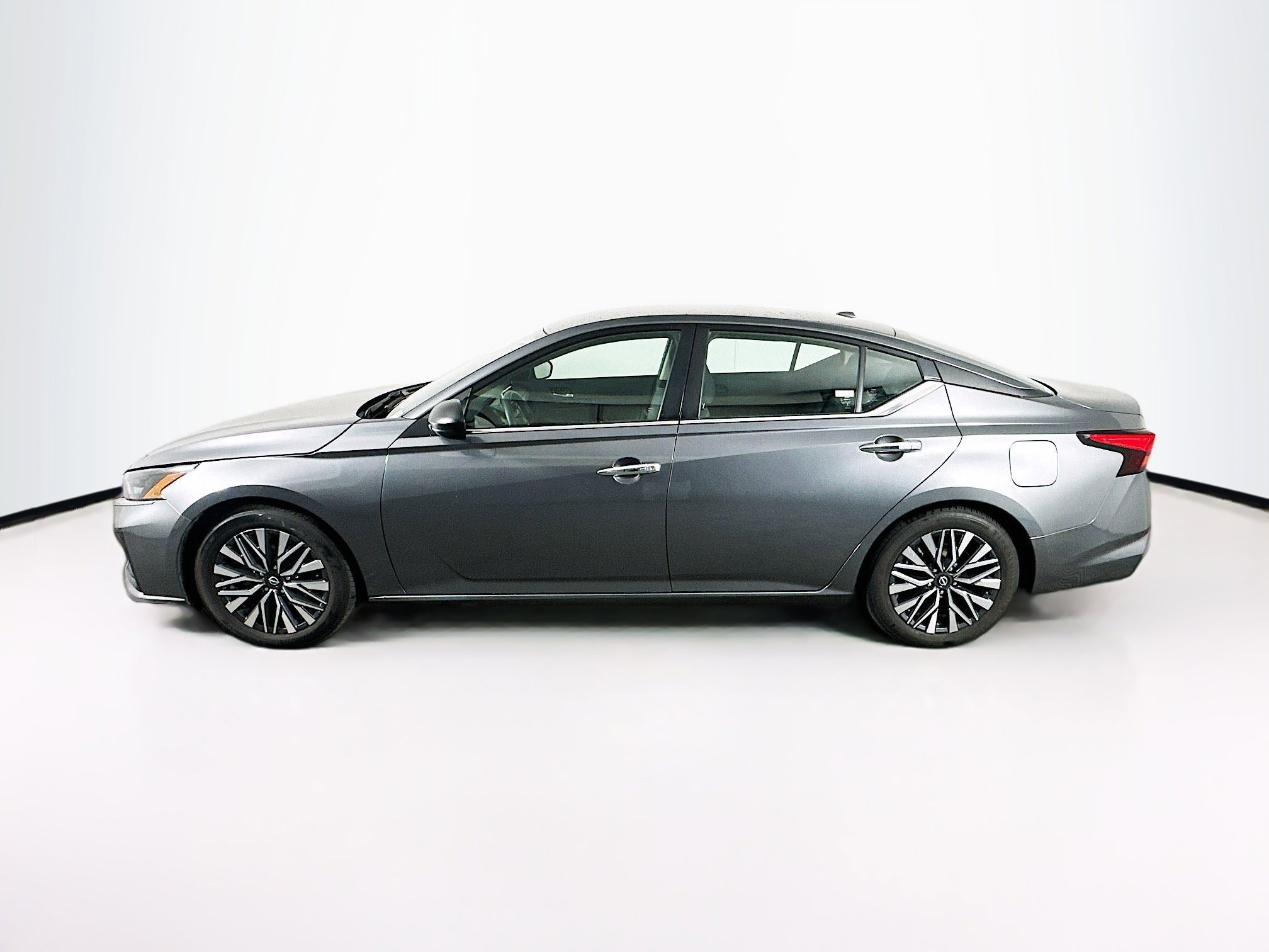 Used 2024 Nissan Altima 2.5 SV image 4