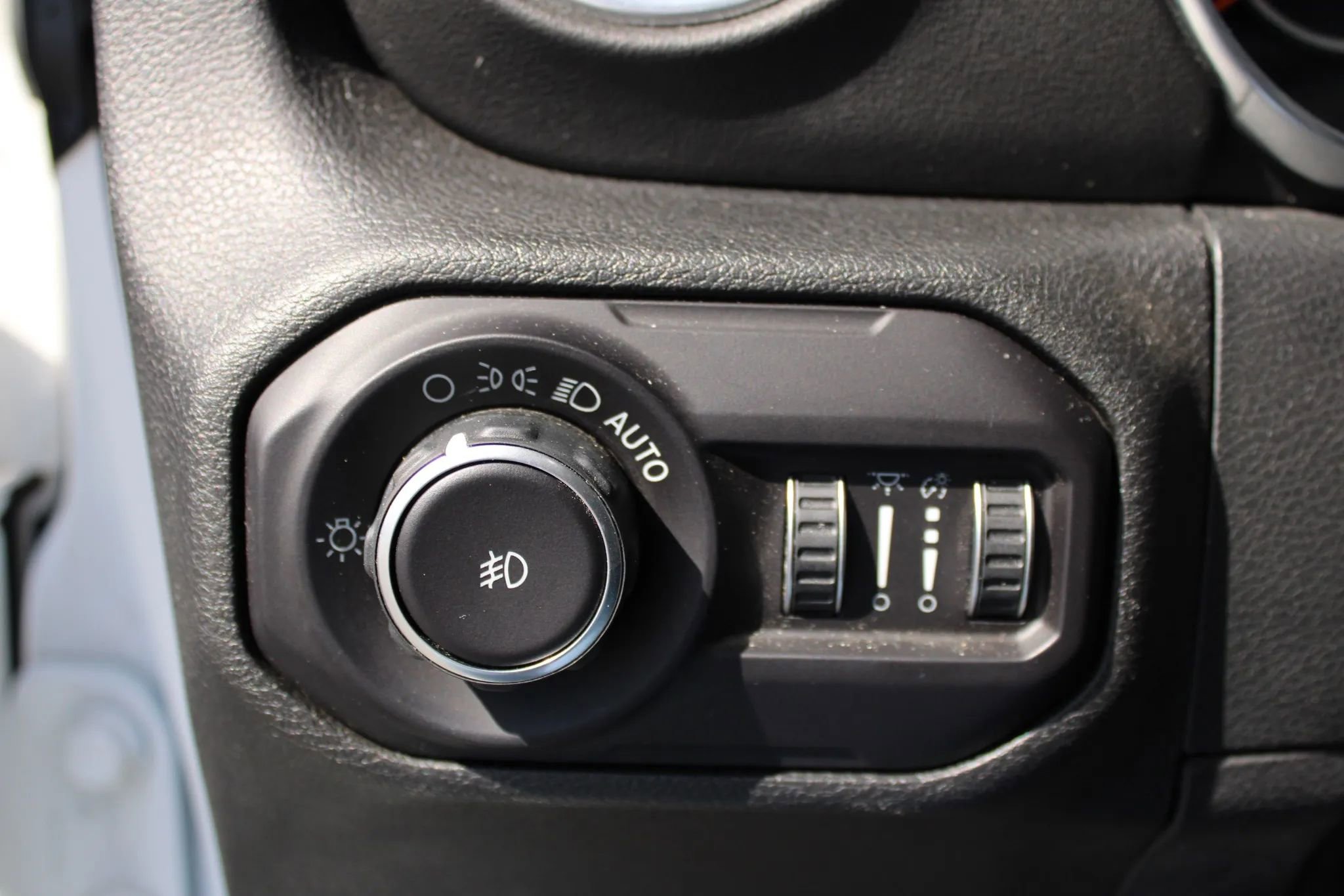 Used 2018 Jeep Wrangler Unlimited Sahara image 14