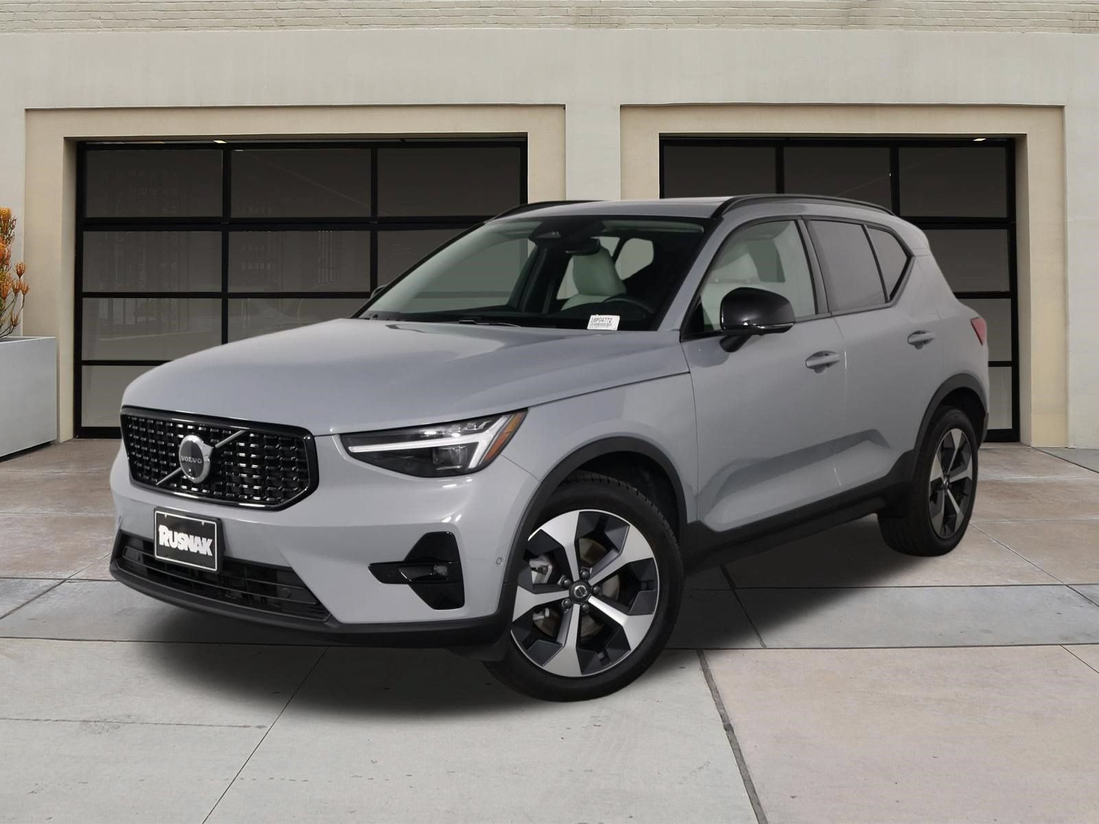 Certified 2026 Volvo XC40 B5 Plus AWD/4WD image 3