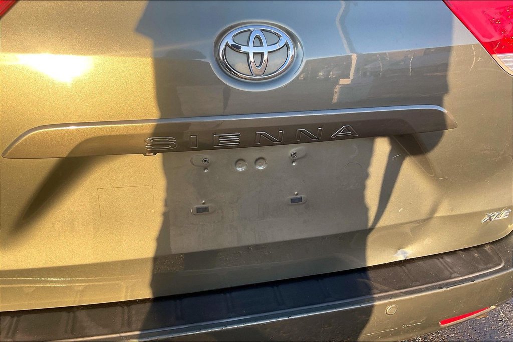 Used 2013 Toyota Sienna XLE FWD image 32