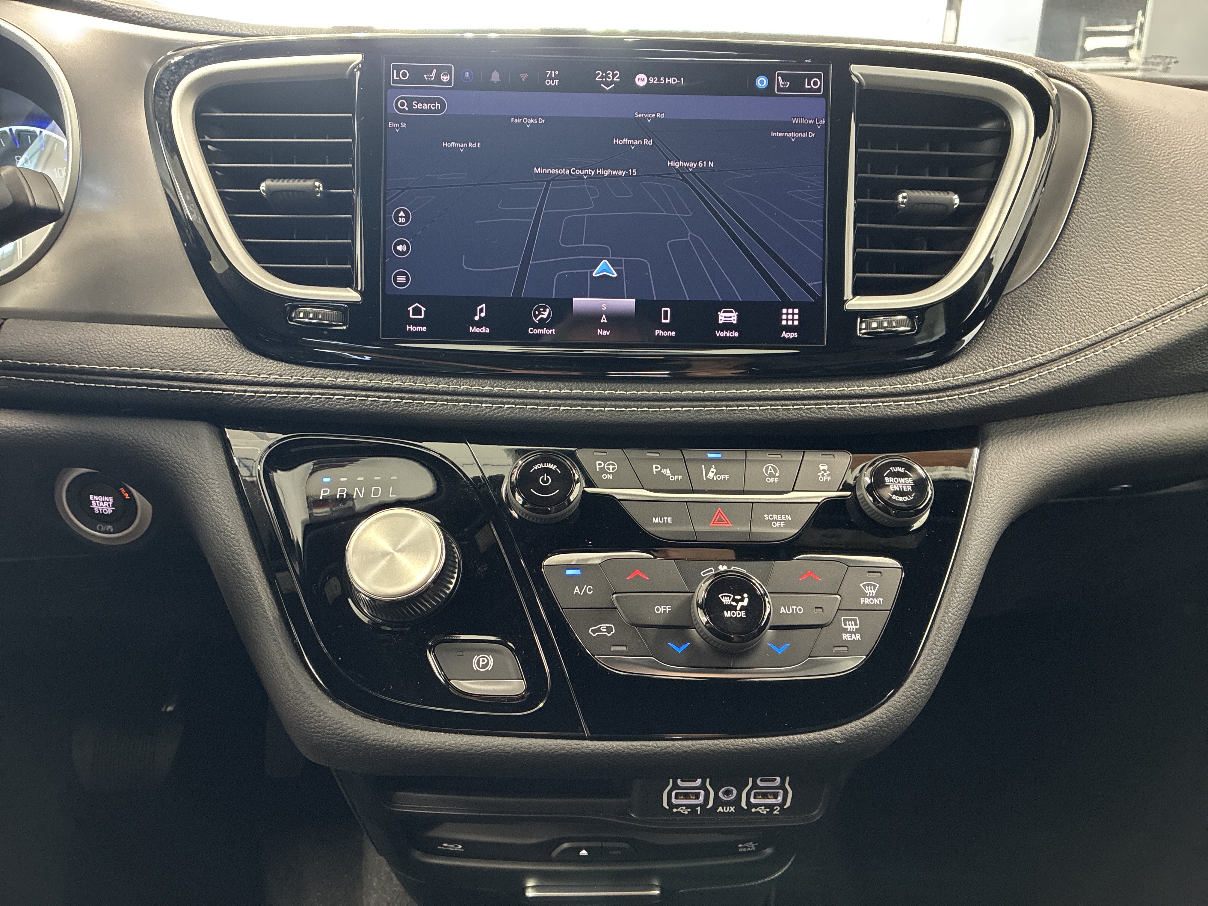 Certified 2025 Chrysler Pacifica Select w/ Uconnect Theater Family Group FWD image 32