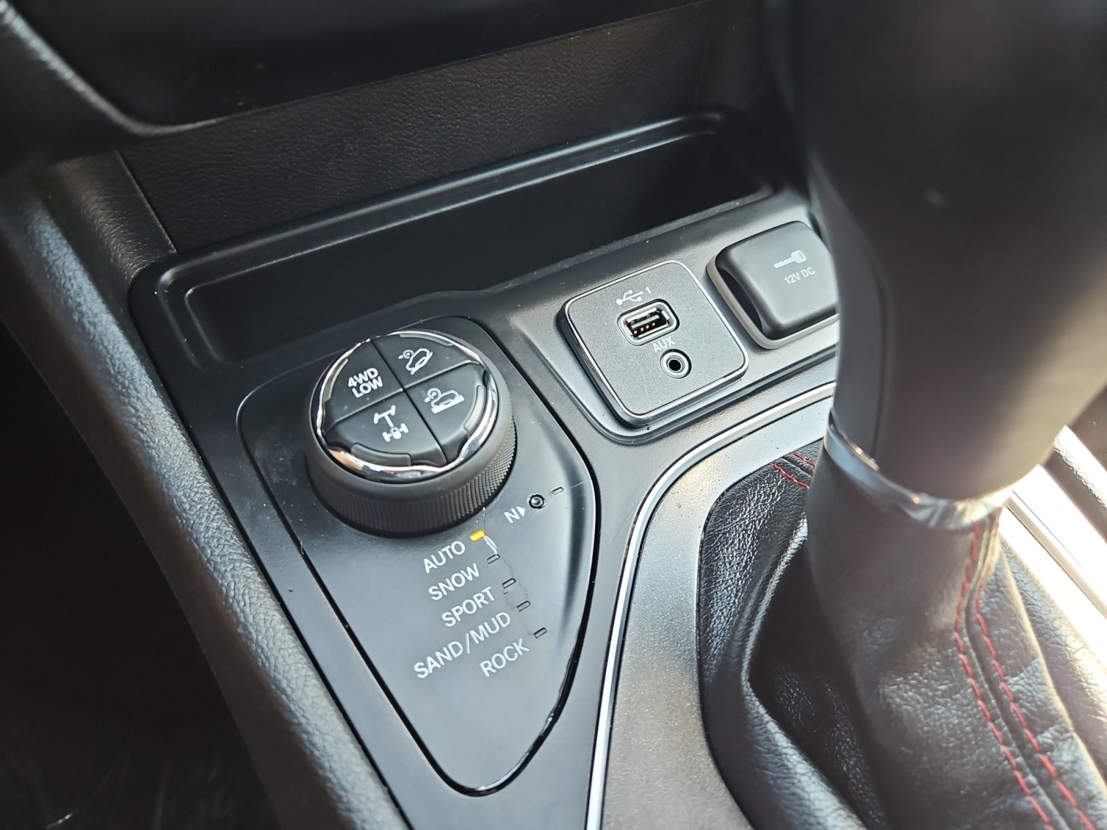 Used 2019 Jeep Cherokee Trailhawk w/ Cold Weather Group AWD/4WD image 19