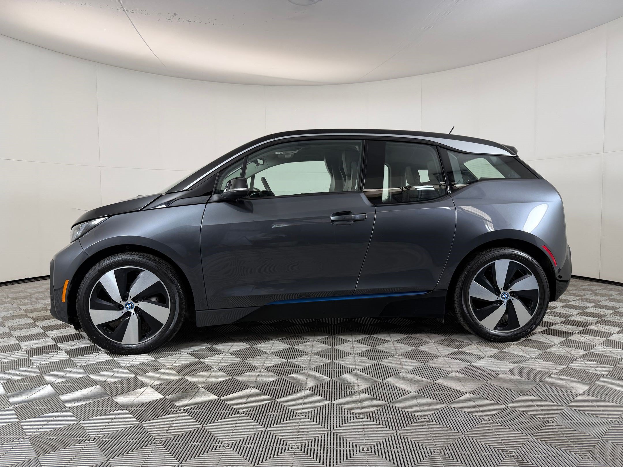 Used 2020 BMW i3 RWD image 2