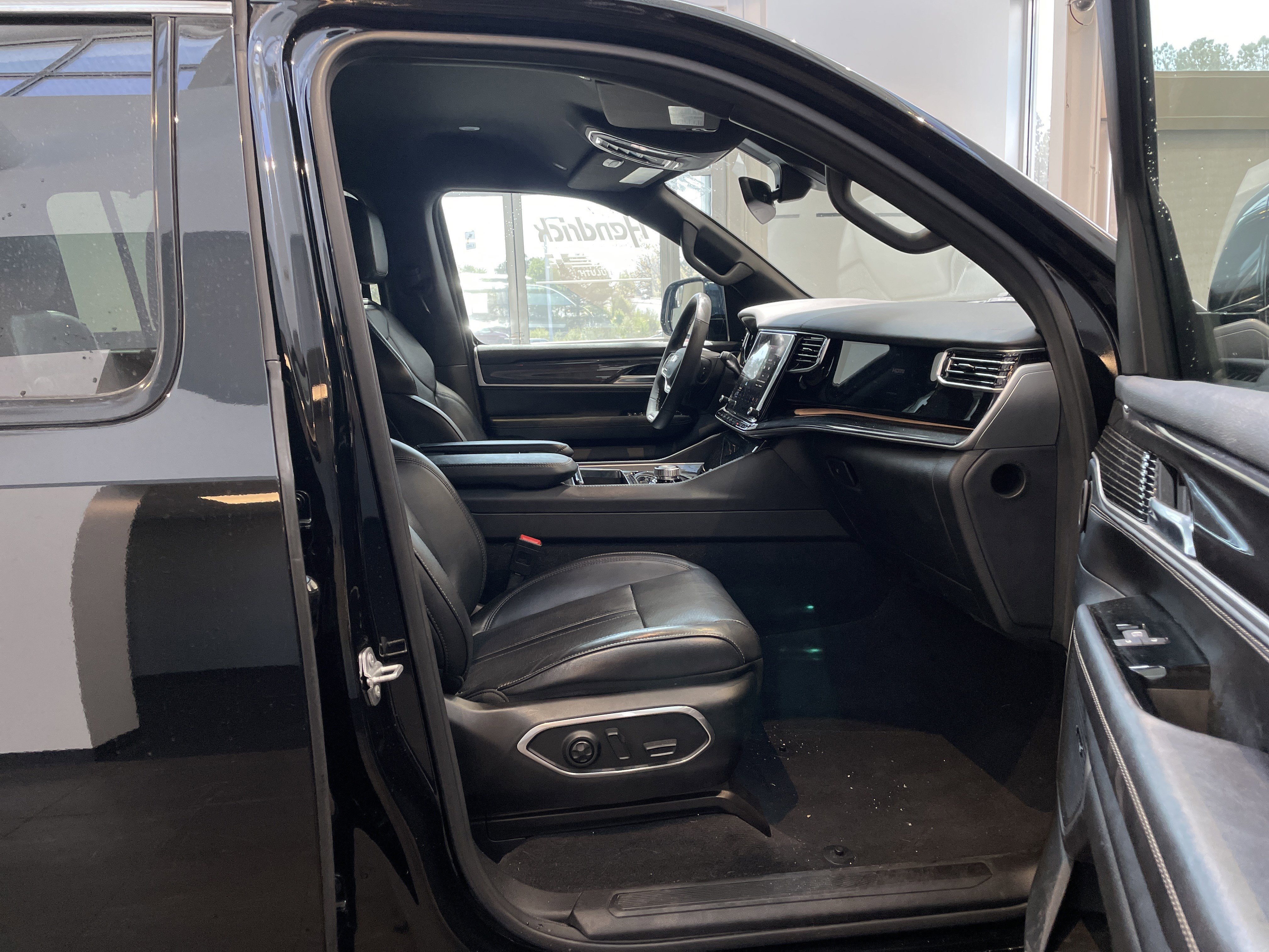 Used 2023 Jeep Wagoneer 4WD w/ Convenience Group I image 36