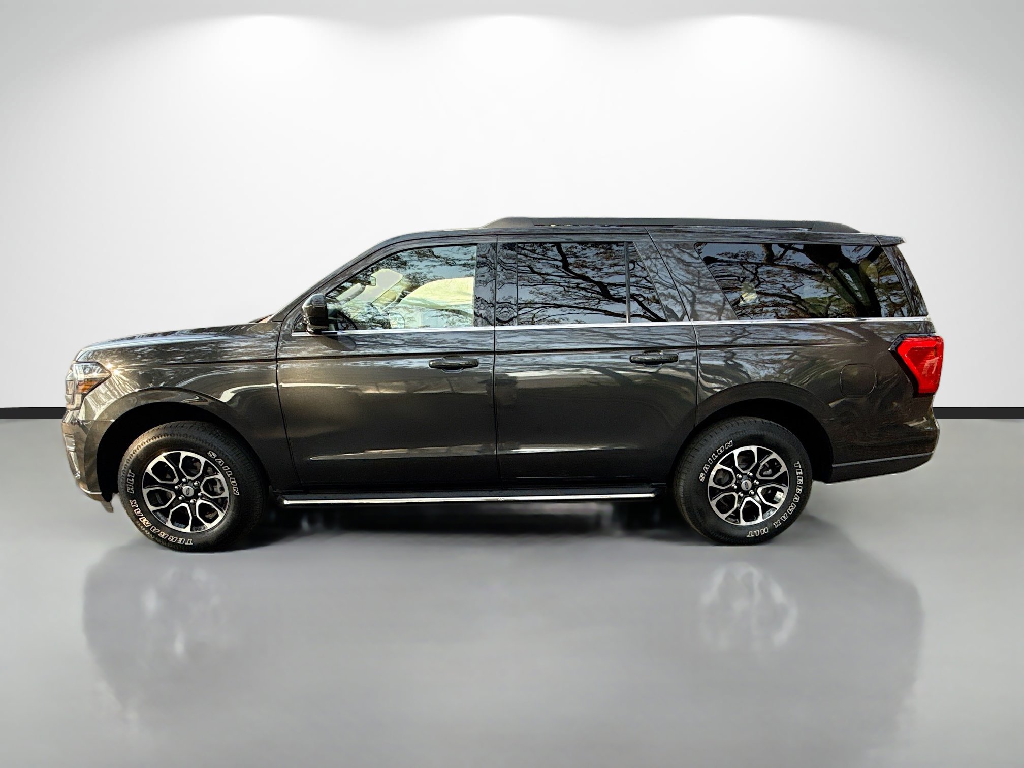 Used 2022 Ford Expedition Max XLT image 2