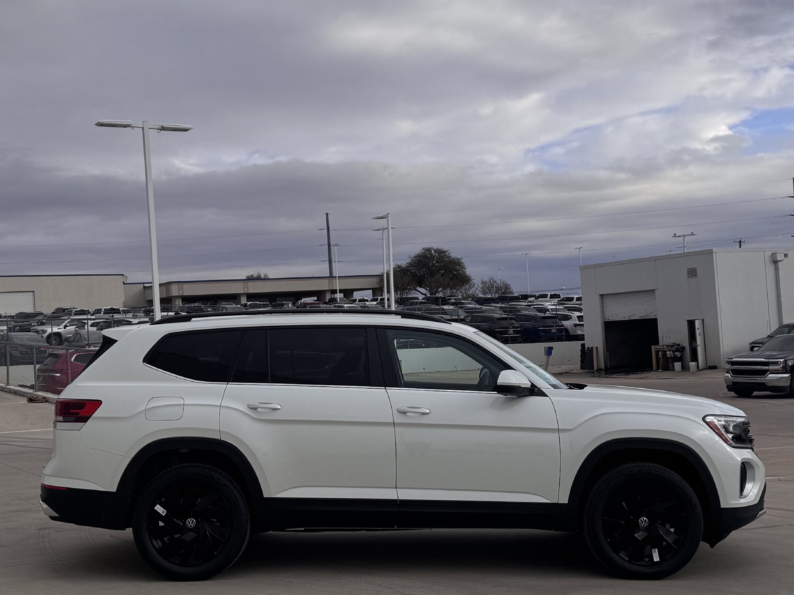 New 2026 Volkswagen Atlas SE FWD image 3