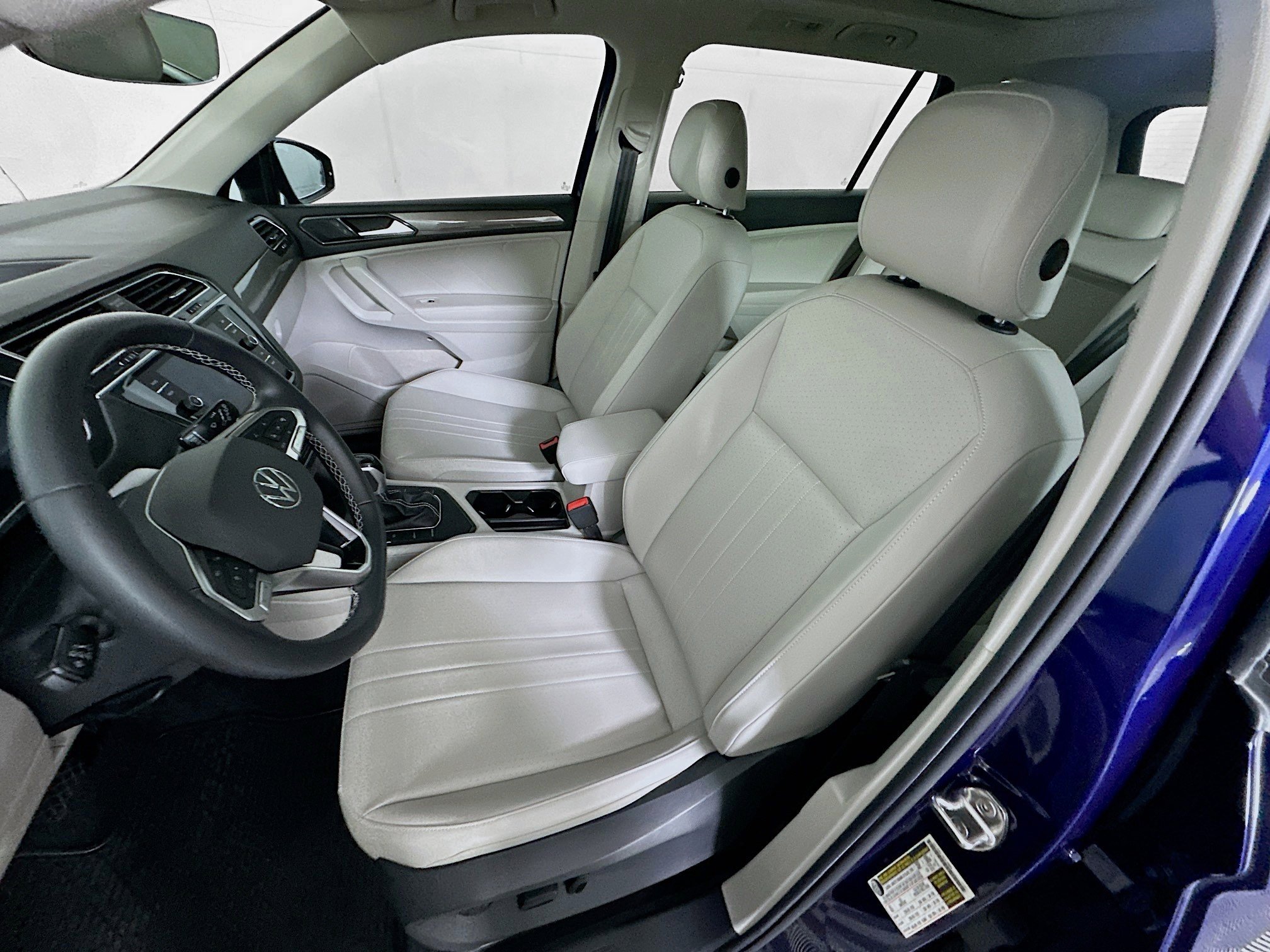 Used 2022 Volkswagen Tiguan SE w/ Panoramic Sunroof Package FWD image 13