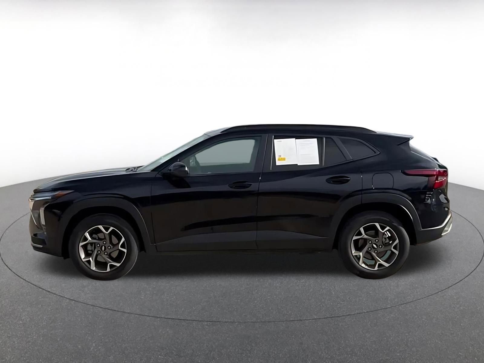 Used 2025 Chevrolet Trax LT FWD image 9