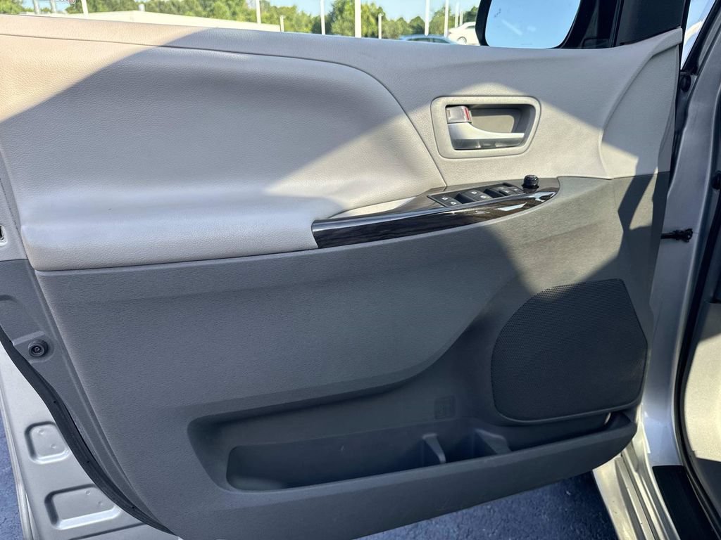 Used 2015 Toyota Sienna XLE AWD/4WD image 21