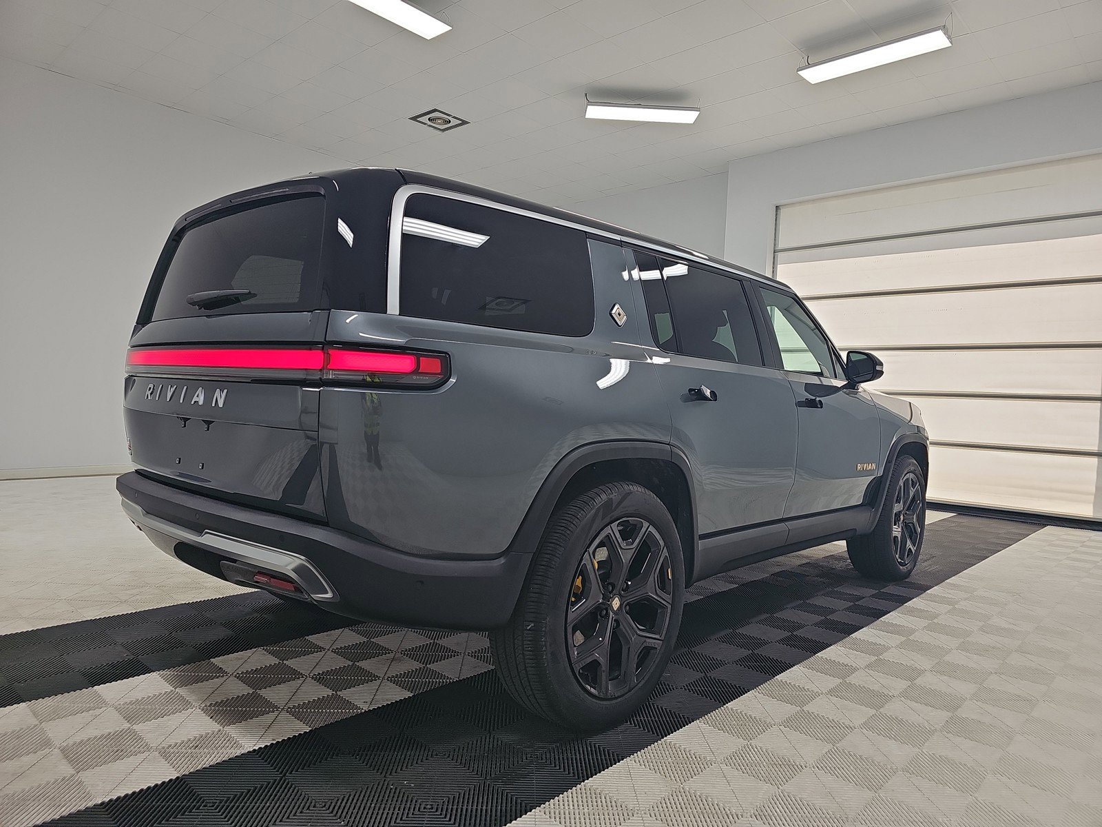 Used 2024 Rivian R1S Adventure image 5