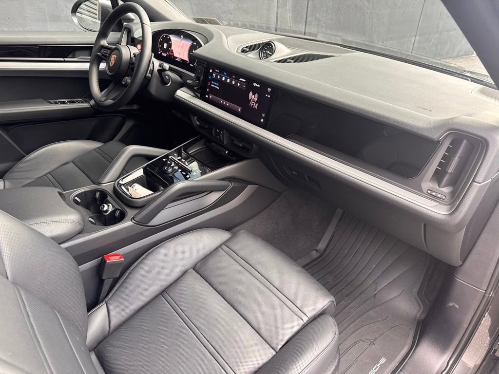 Used 2025 Porsche Cayenne Coupe image 19