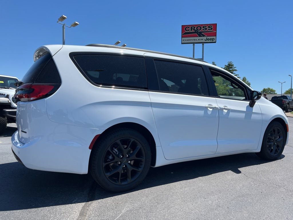 New 2027 Chrysler Pacifica Limited FWD image 47