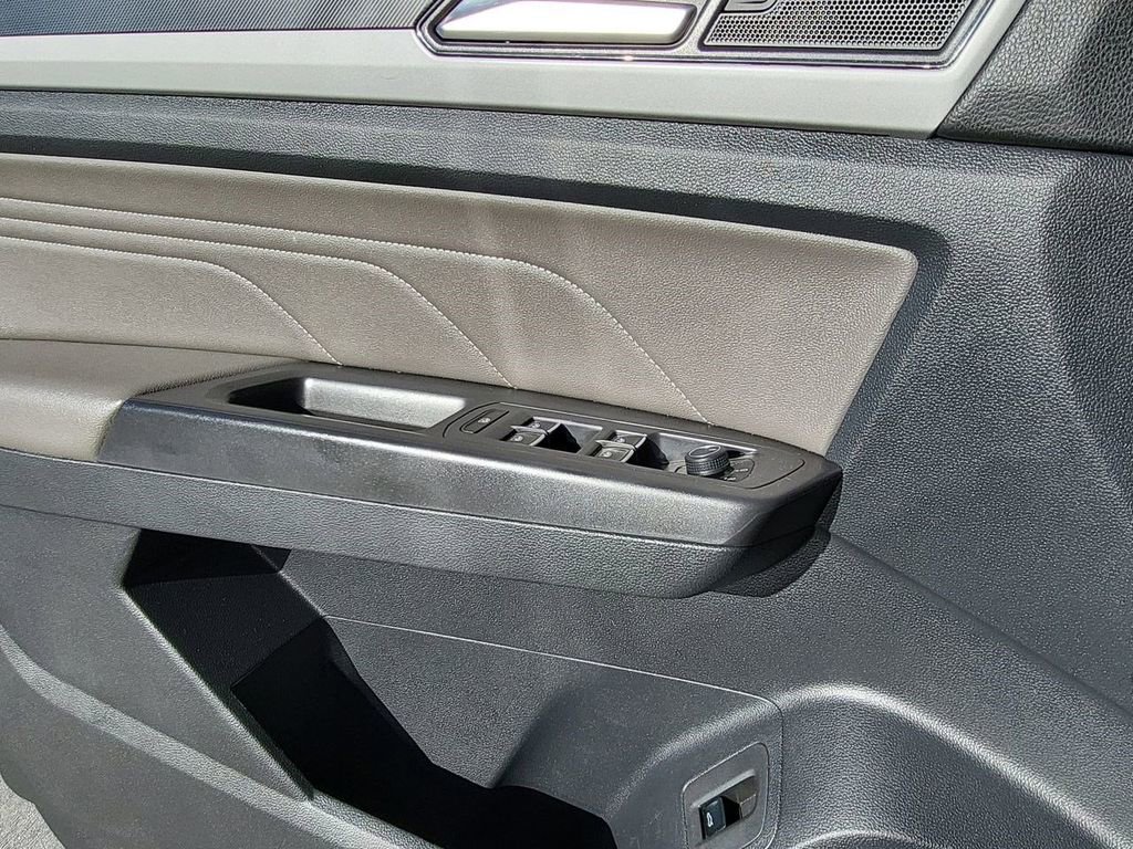 Used 2022 Volkswagen Atlas Cross Sport SEL R-Line image 29